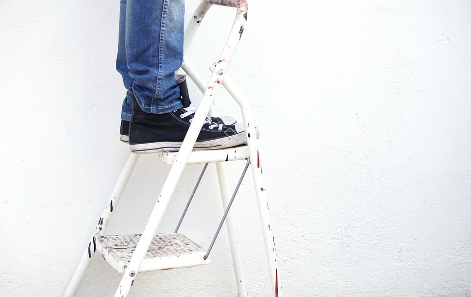 Veilige manieren om uw ladders op te bergen